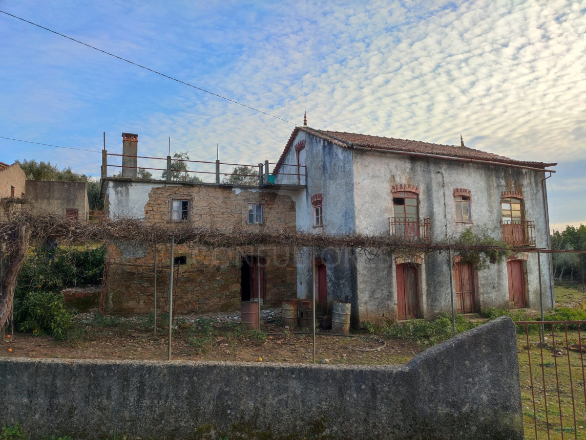 Oportunidade Única: Moradia para Reconstrução em Alvares com Terreno, Poço e Vista Deslumbrante!